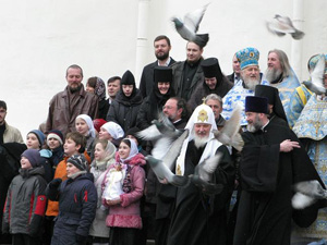 Святейший Патриарх Кирилл в праздник Благовещения Пресвятой Богородицы выпустил птиц с крыльца кремлевского Благовещенского собора