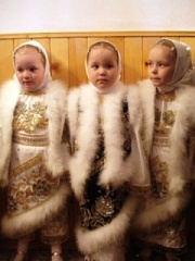 Дети в нарядных костюмах ждут приезда Владыки